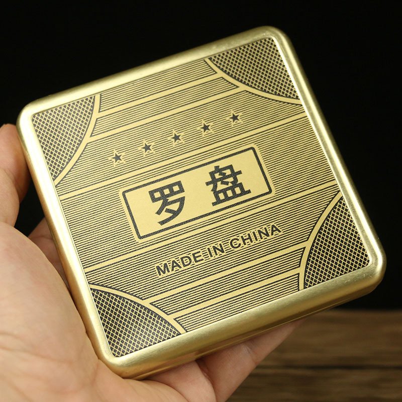 The compass, with its high-precision compass, carries with it the small routine of the tumbler