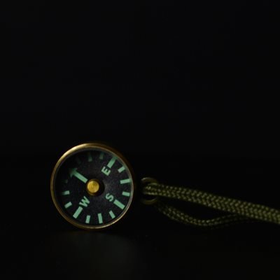 JIAGE'S EXTERNAL STRONG MAGNETIC FINGER NORTHERLY PIN/NIGHTLIGHT METAL DISK COMPASS/MOUNTED COMPASS LEADS TO CAMP ORIENTATION