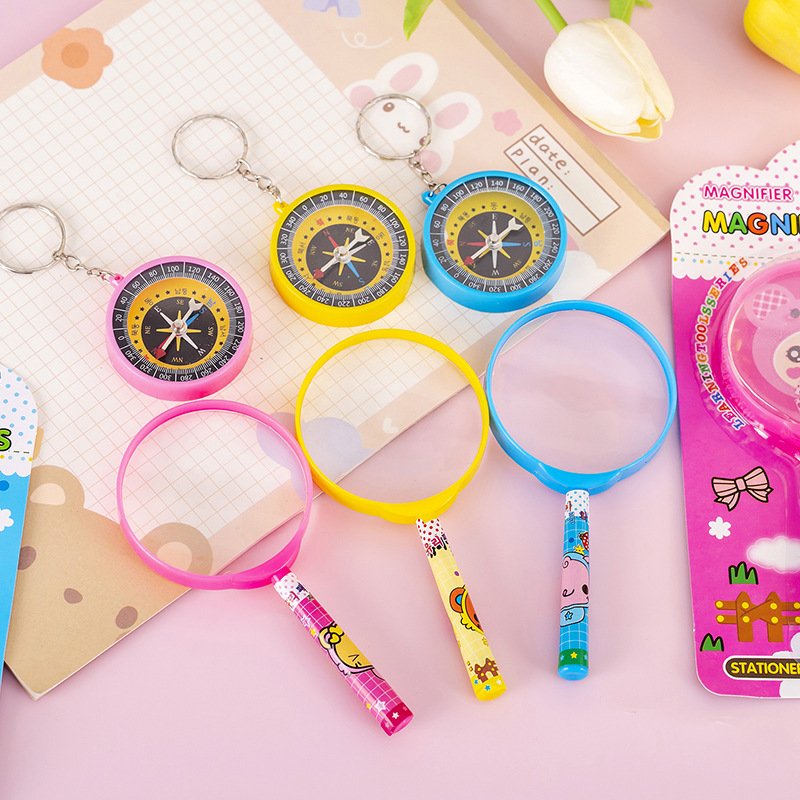 Children ' s cartoon magnifying glass guide to the science experiment toy for elementary school children