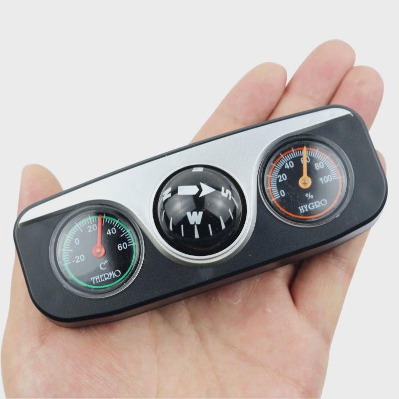Car guide with a high-precision ramp guide ball pointing to the north pointer roller