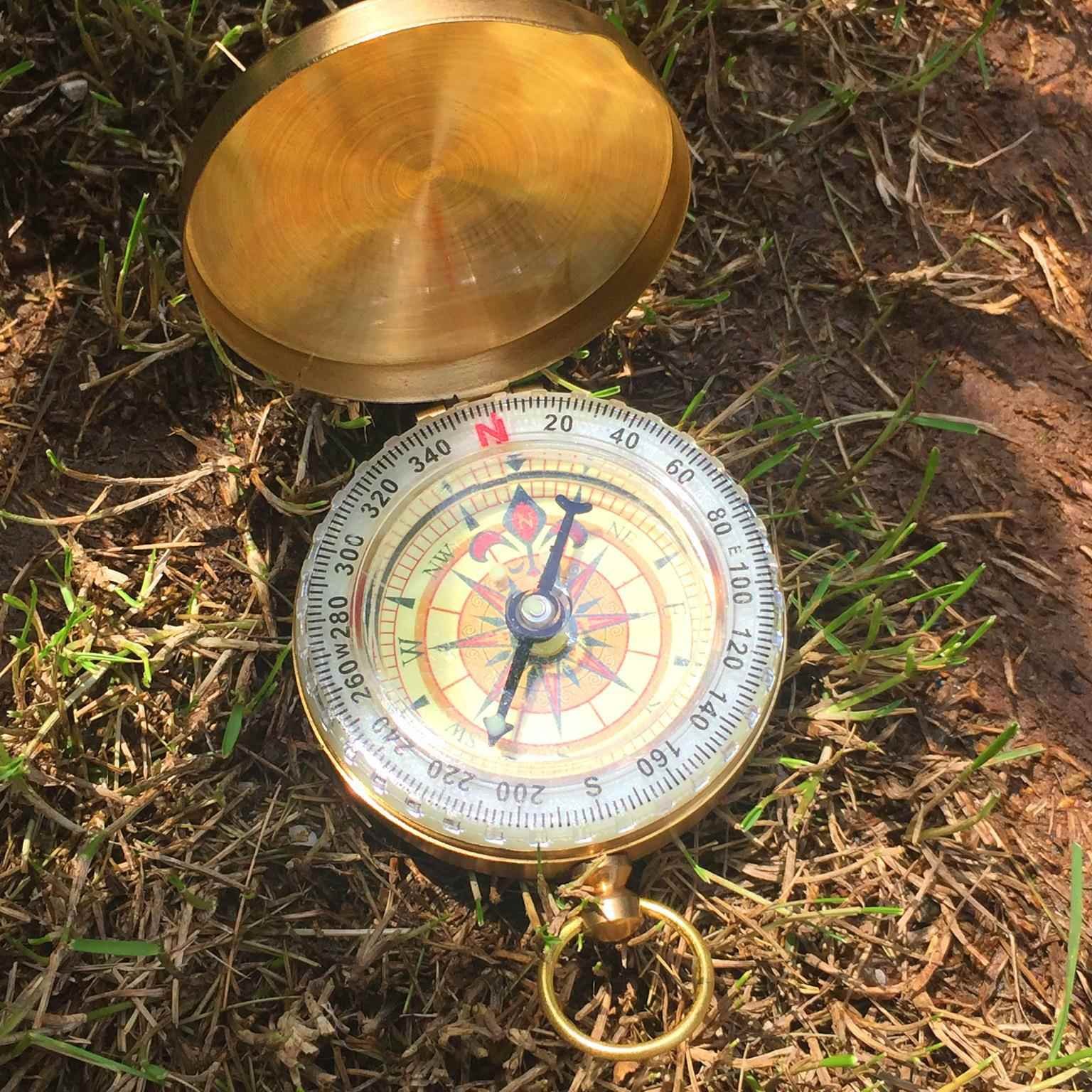 The German outdoor multifunctional compass is a high-precision red light waterproof motor vehicle with a northern pin