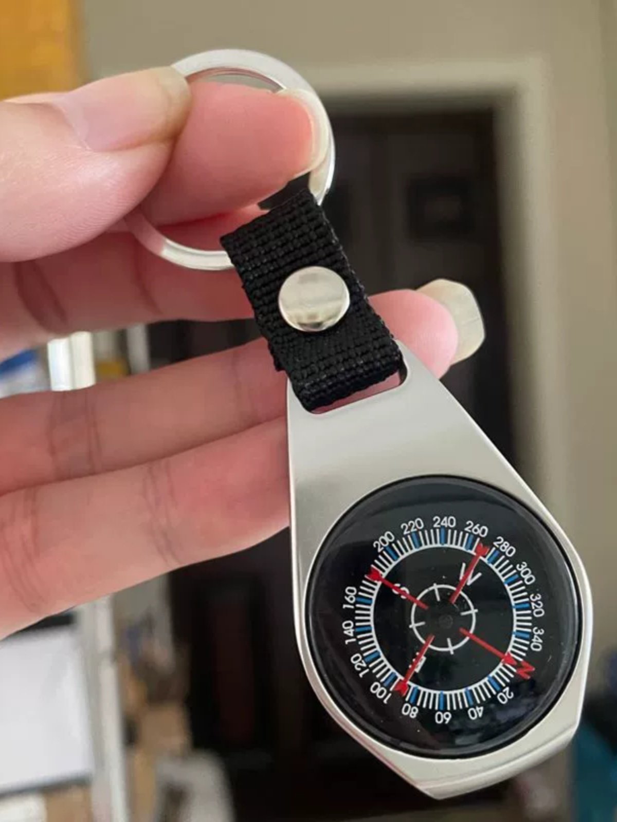 AN OUTDOOR NAVIGATION STUDENT EXPERIMENT WITH HIGH-PRECISION KEY BUTTON POINTS TO A HIGH-QUALITY NORTHERN METAL COMPASS THAT CAN BE CUSTOMISED TO LOGO