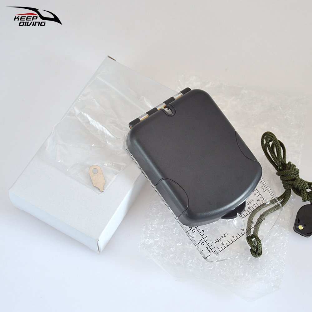 Multifunctional card compass with a lighted night compass with a map of the light pointing to the northerly outdoor expedition equipment