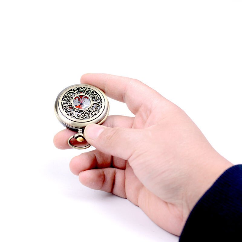 A high-precision water-rehabilitation clock compass, a high-precision water-resistant all-metal pendulum pointer, so you can climb up the mountain