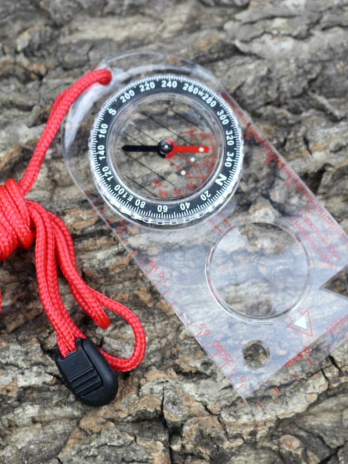 On the outside, the map scale of the guide points to the training of the North Crossing