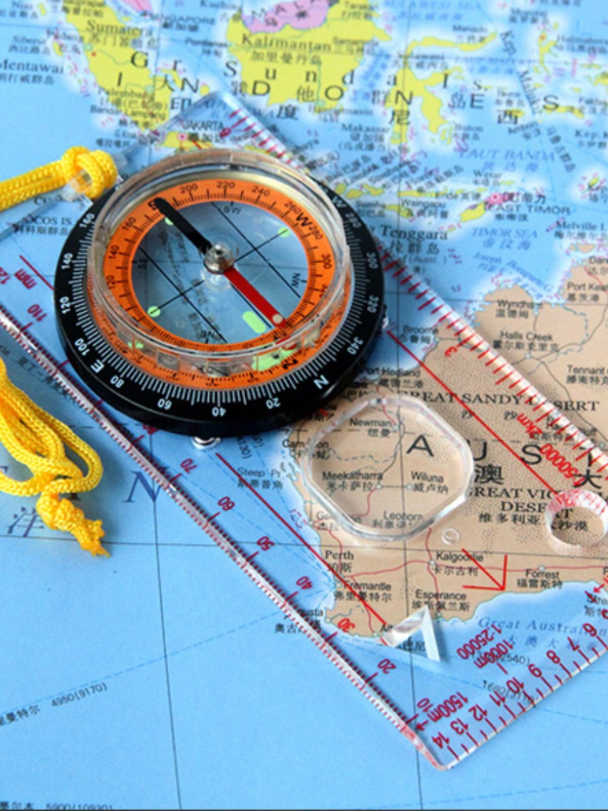 Outdoor orientation guide Cescivill field-to-north map scale