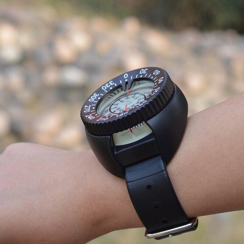 Specialized underwater dive of 50 metres points to a high-precision nightlight compass for the north