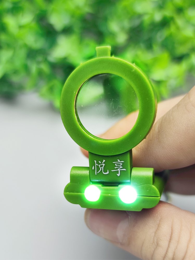 A multi-purpose mini-celescope magnifier for boys and girls, with a flashlight guide to children's toys