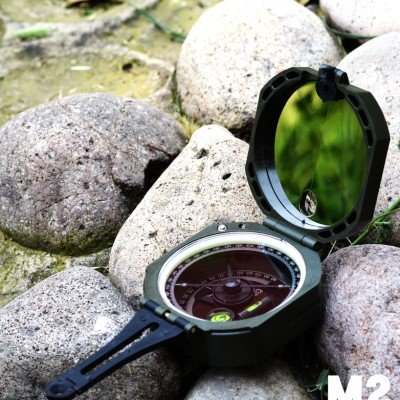 A HIGH-PRECISION M2 GEOLOGICAL COMPASS MULTI-PURPOSE COMPASS POINTS TO THE ANGLE LEVEL OF THE NORTHERN PIN NIGHT CD