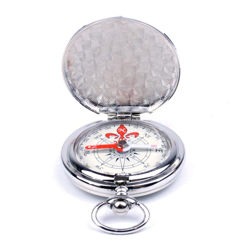 A full-metal capping watch points to the direction of a portable compass for the retro-facing of the north