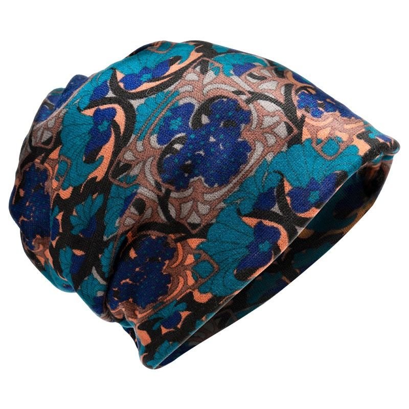 The bonnet girl rides the winter wind mask against the cold and thick head covers to keep the neck vertebrates warm