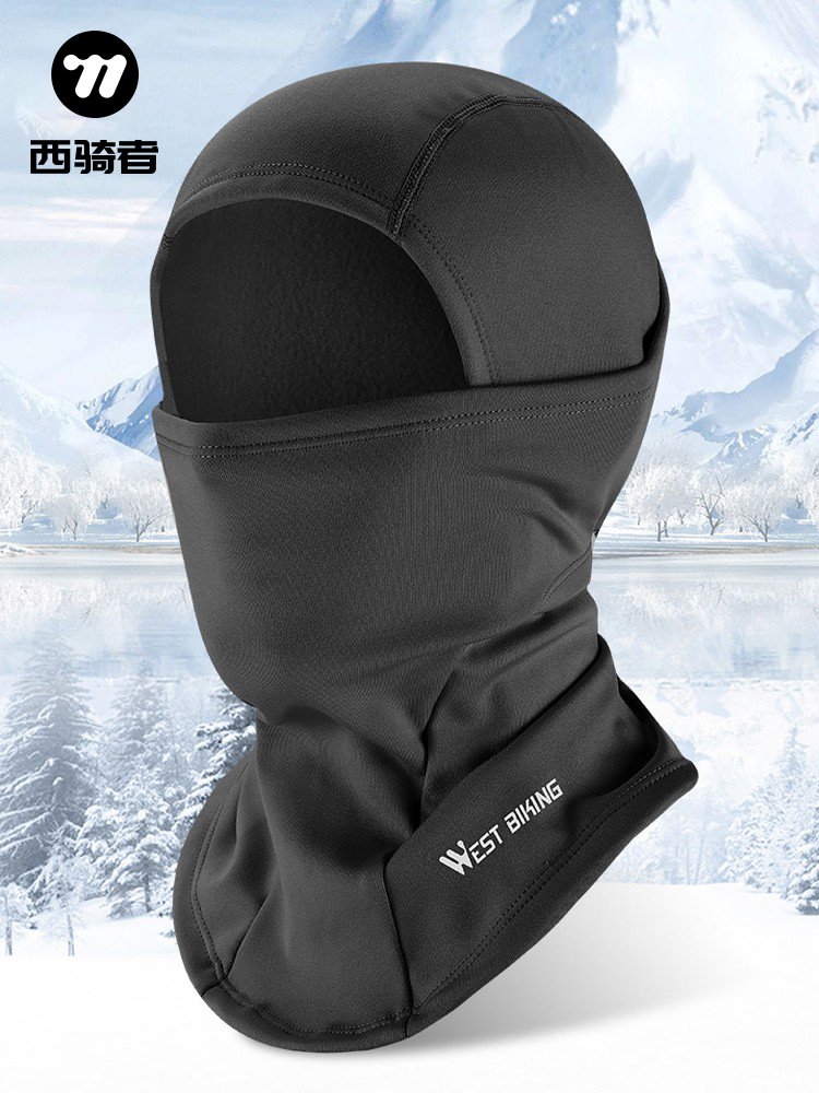 Western rider's velvet-heated headbike rides on a cold mask motorcycle in the autumn and winter