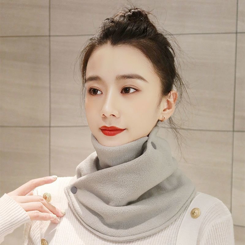 A woman rides a scarf with a warm and warm neck for her winter neck, a wind-proof neck-sniffing twig
