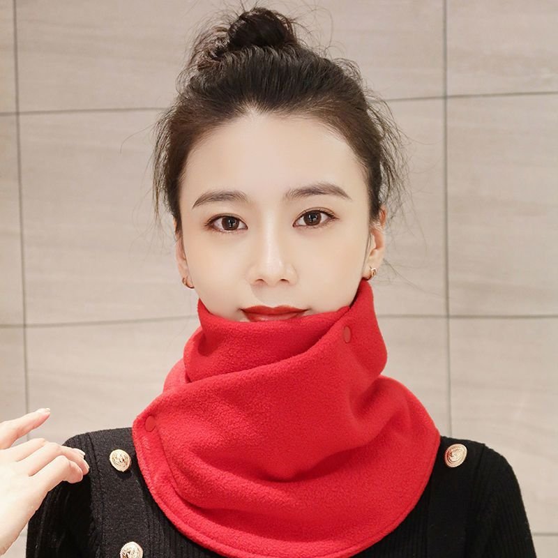 A woman rides a scarf with a warm and warm neck for her winter neck, a wind-proof neck-sniffing twig