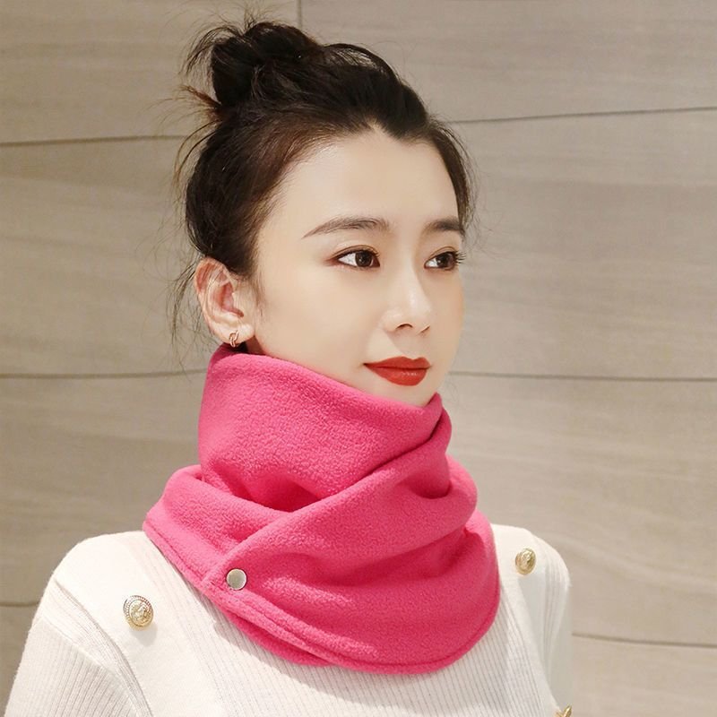 A woman rides a scarf with a warm and warm neck for her winter neck, a wind-proof neck-sniffing twig