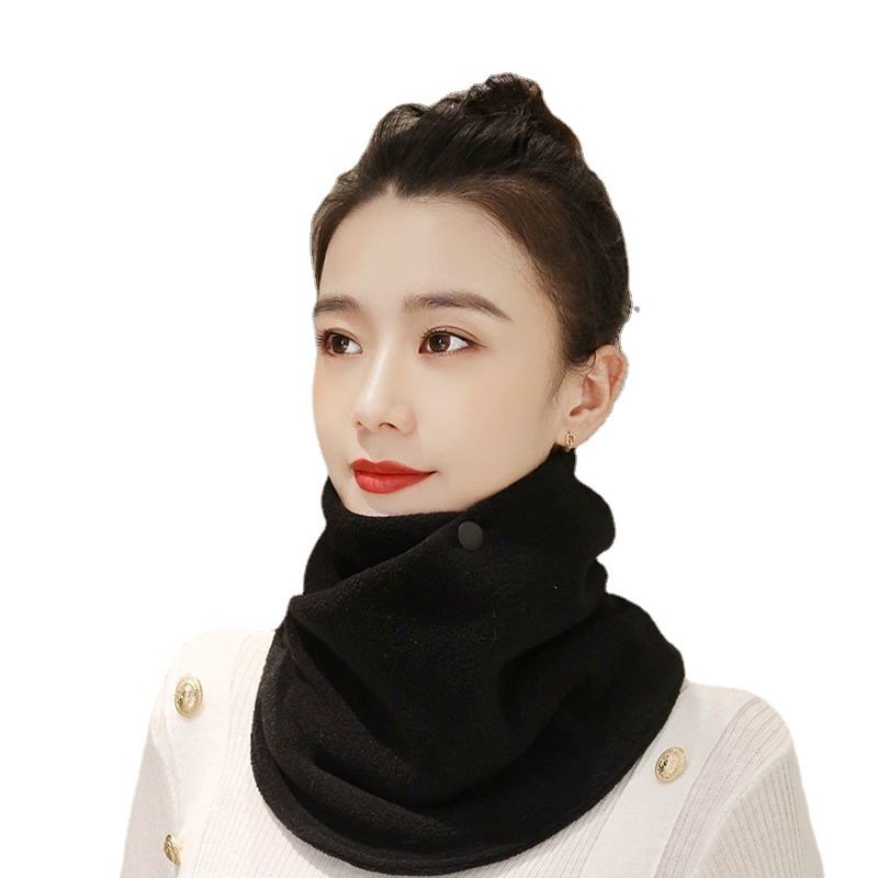 A woman rides a scarf with a warm and warm neck for her winter neck, a wind-proof neck-sniffing twig