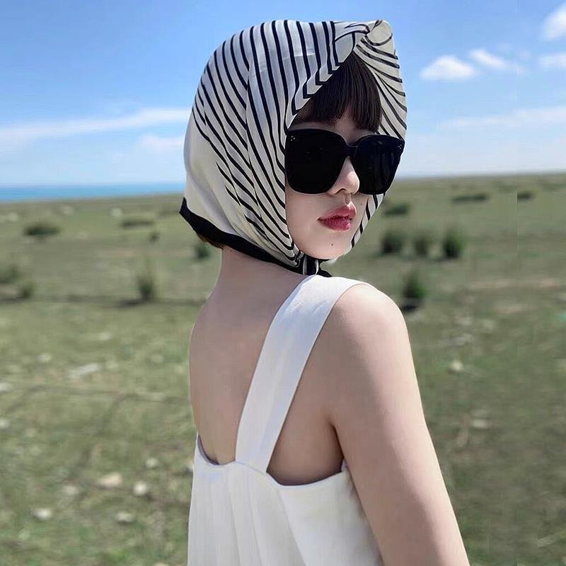 The desert turban, the north-west side of the Green Ring Line, traveled in Xinjiang with a striped little scarf scarf