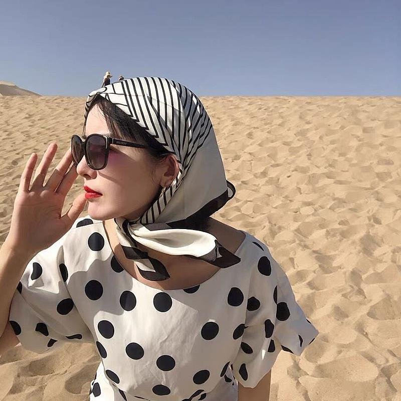 The desert turban, the north-west side of the Green Ring Line, traveled in Xinjiang with a striped little scarf scarf