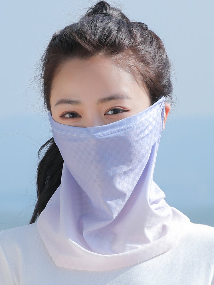 A new 2024 sunscreen girl rides with a headscarf to drive an ice veil outside of her neck
