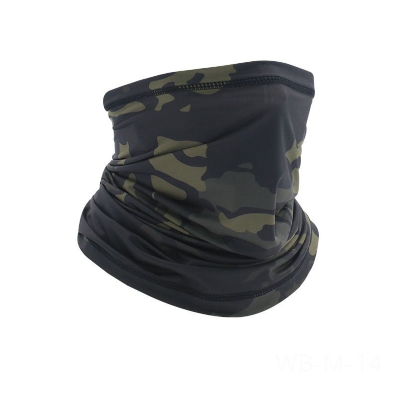 The outdoor sunscreen mask around the iced silk headscarf, the man with the magic scarf around his neck