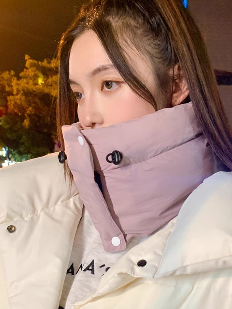 Helmet warms the neck and wears a thick wind-proof scarf and a cold-proof hood
