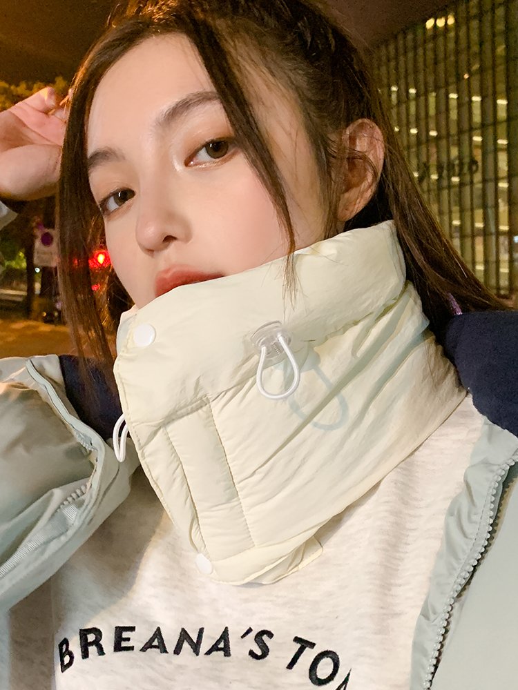 Helmet warms the neck and wears a thick wind-proof scarf and a cold-proof hood