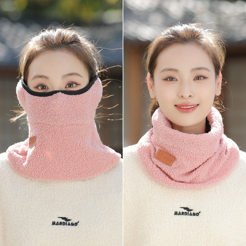 The winter electric car warms the necks with a cold mask and a winter wind mask