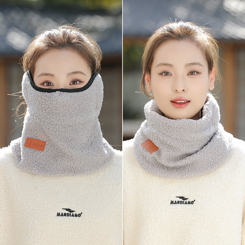 The winter electric car warms the necks with a cold mask and a winter wind mask