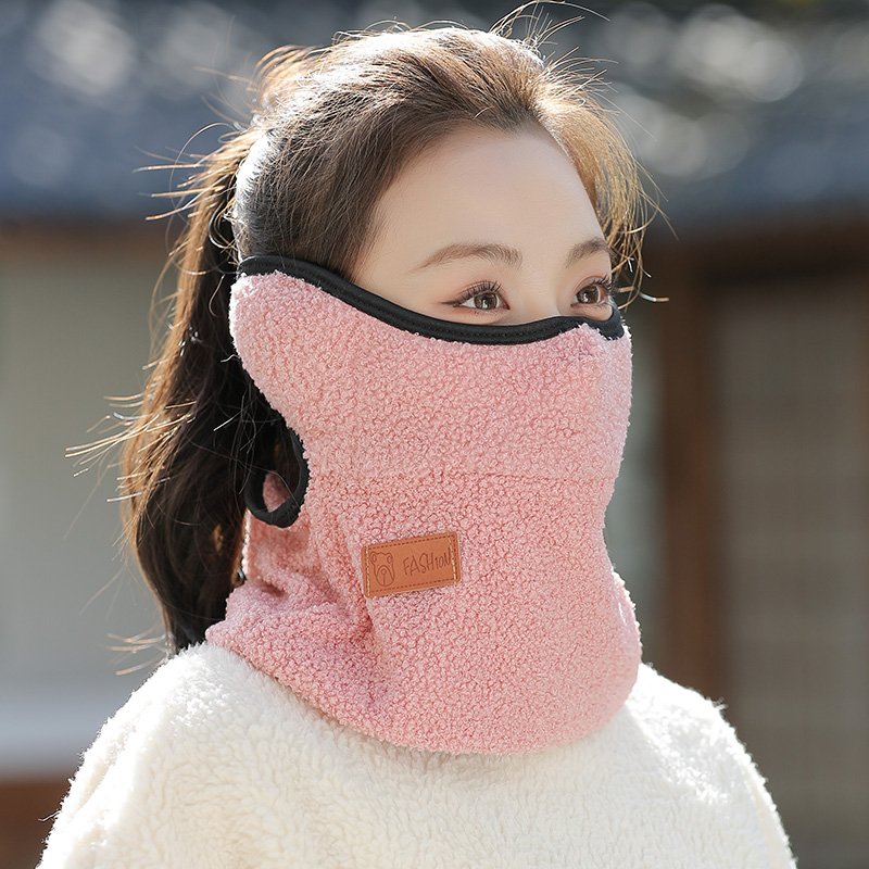 The winter electric car warms the necks with a cold mask and a winter wind mask