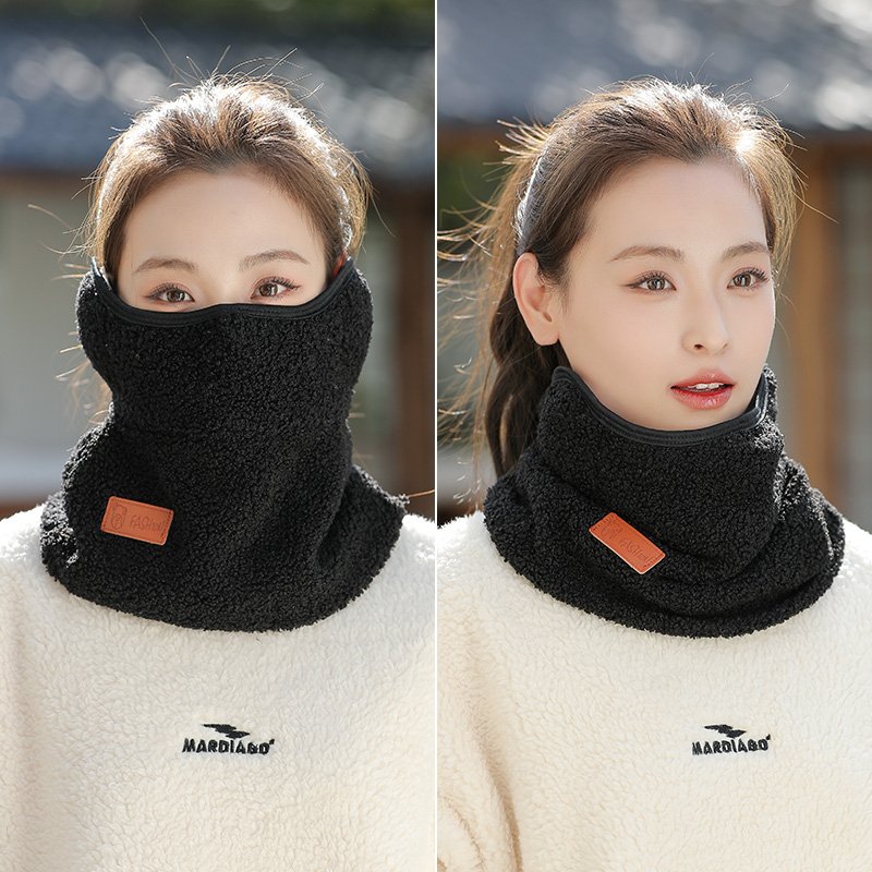 The winter electric car warms the necks with a cold mask and a winter wind mask