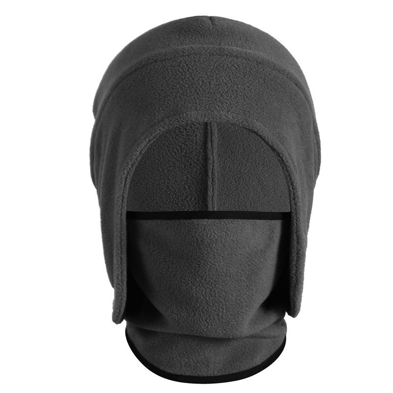 The turban of a man who rides a face mask and skis in winter