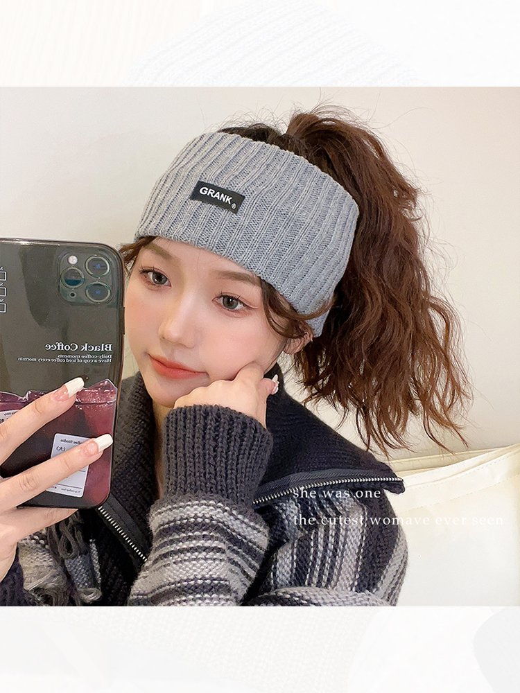 The new 2023 winter knitting lunar hair with a wind-covered turban on the pregnant woman's forehead