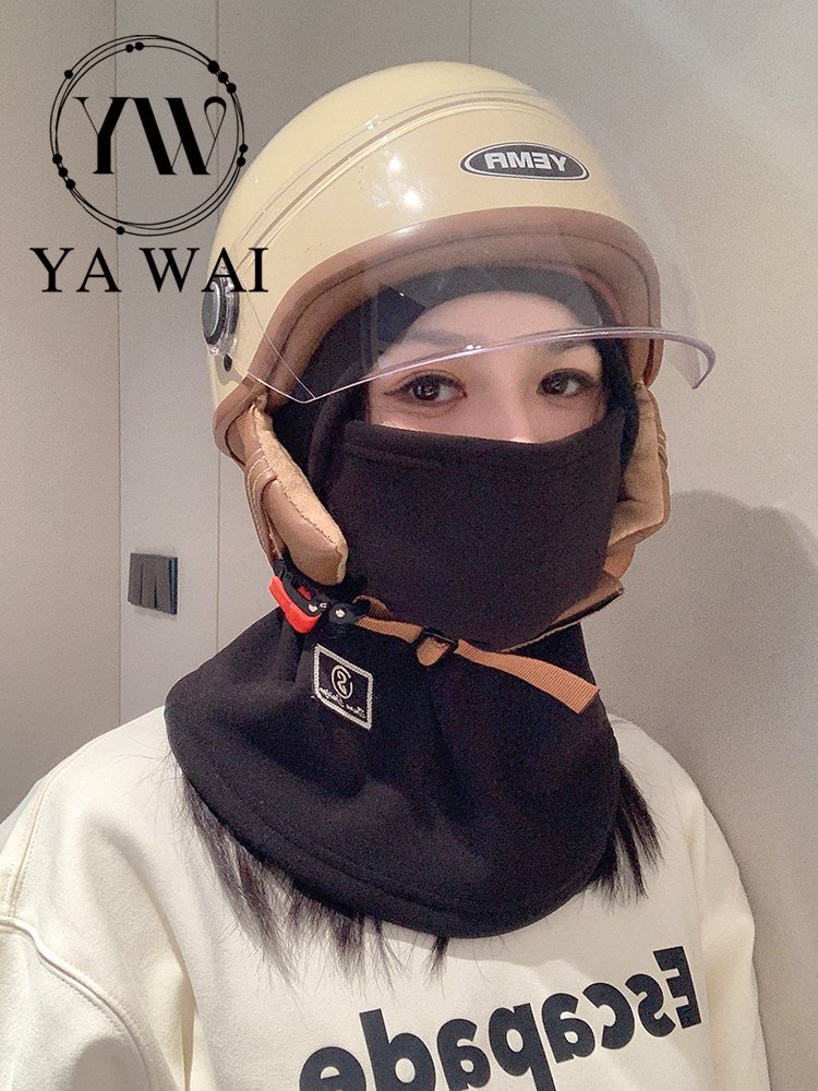 A warm mask for the wind and a cold electric car for the winter