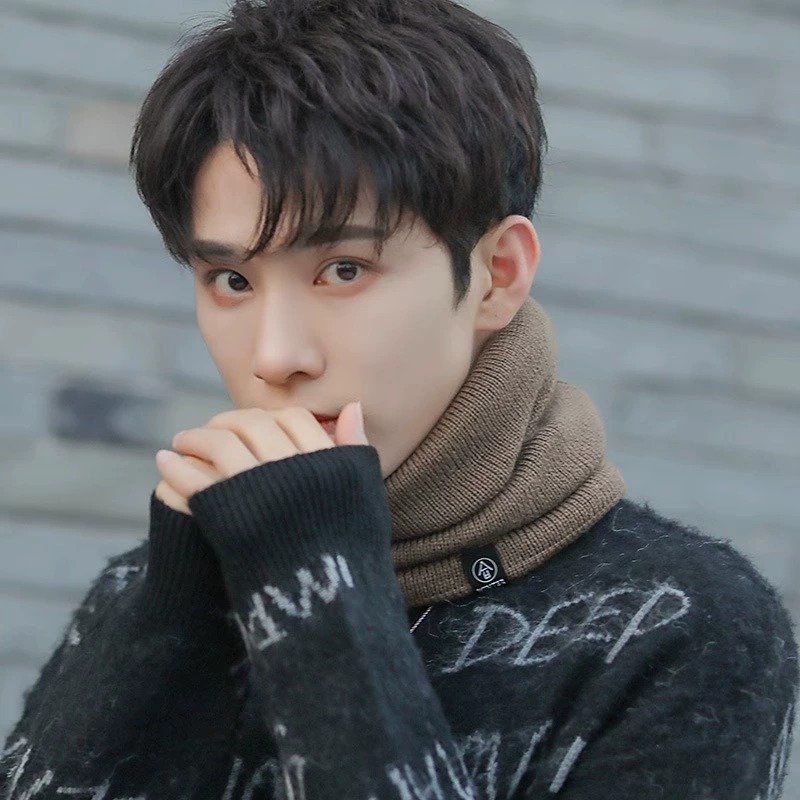 A man with a small neck and a velvet in winter and a thick tweezer