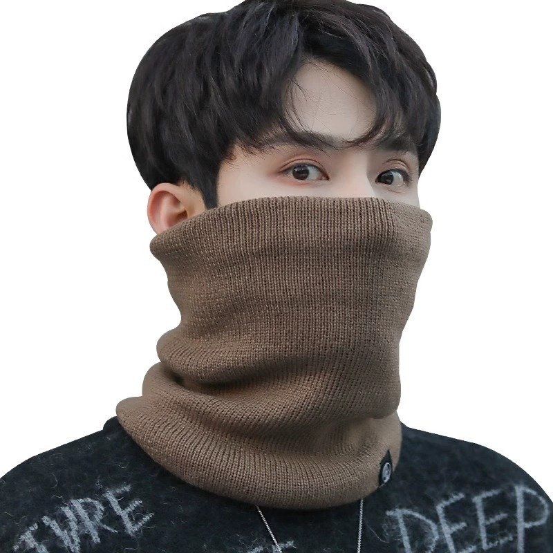 A man with a small neck and a velvet in winter and a thick tweezer