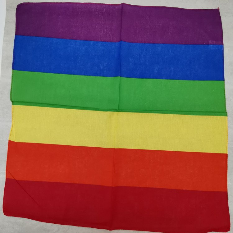 Gossip Skull's scarves are covered in square towels, male and female