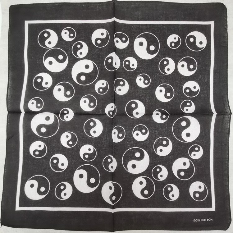 Gossip Skull's scarves are covered in square towels, male and female