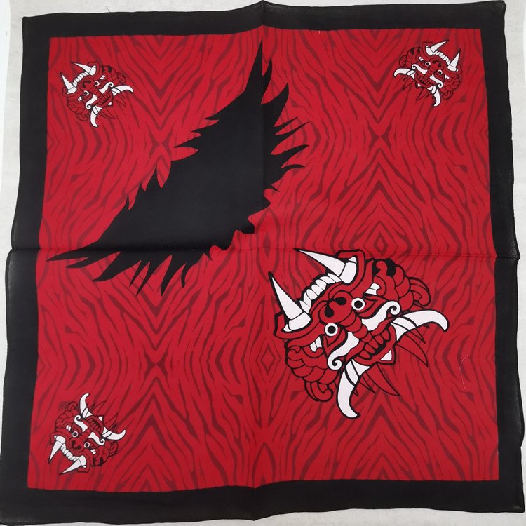 Gossip Skull's scarves are covered in square towels, male and female