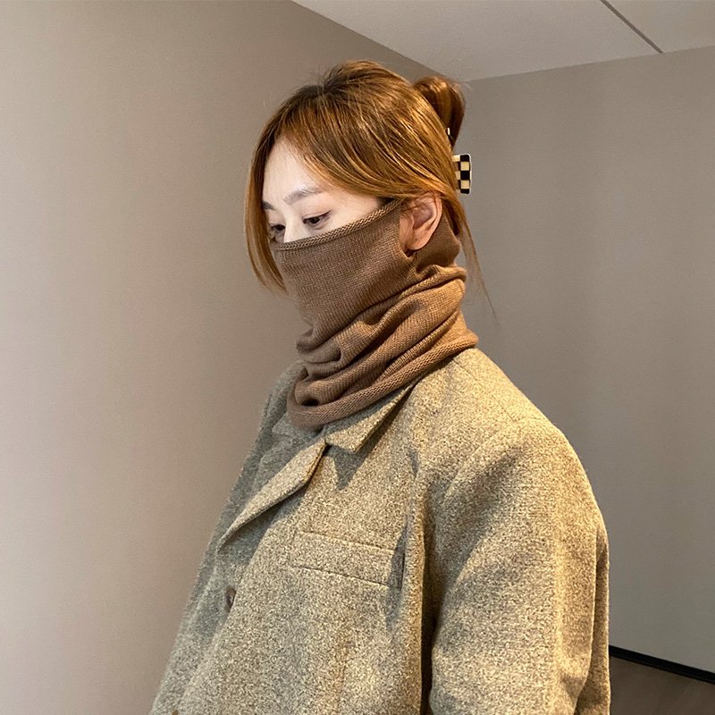 The woman in the hood rides in the open for the winter, wears an ear mask and increases the length of the neck