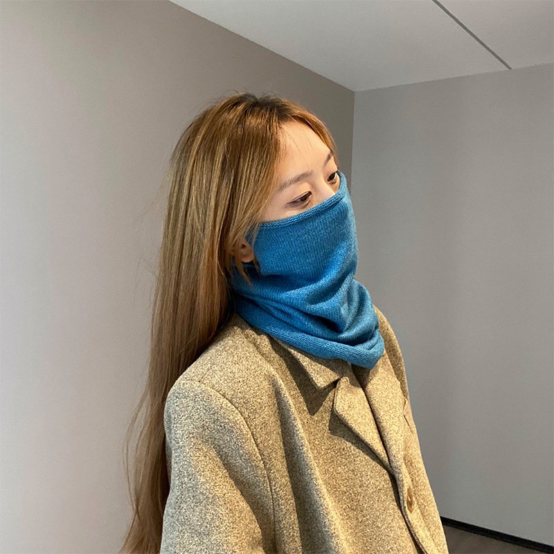 The woman in the hood rides in the open for the winter, wears an ear mask and increases the length of the neck