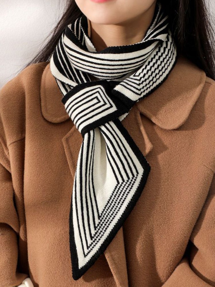 A new 2024 for the neck-protected little scarf girl