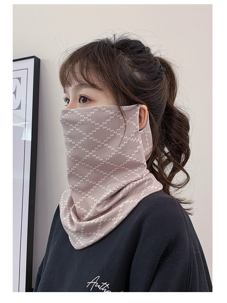 In the autumn and winter, men and women riding wind masks with their necks covered with cold and warm masks