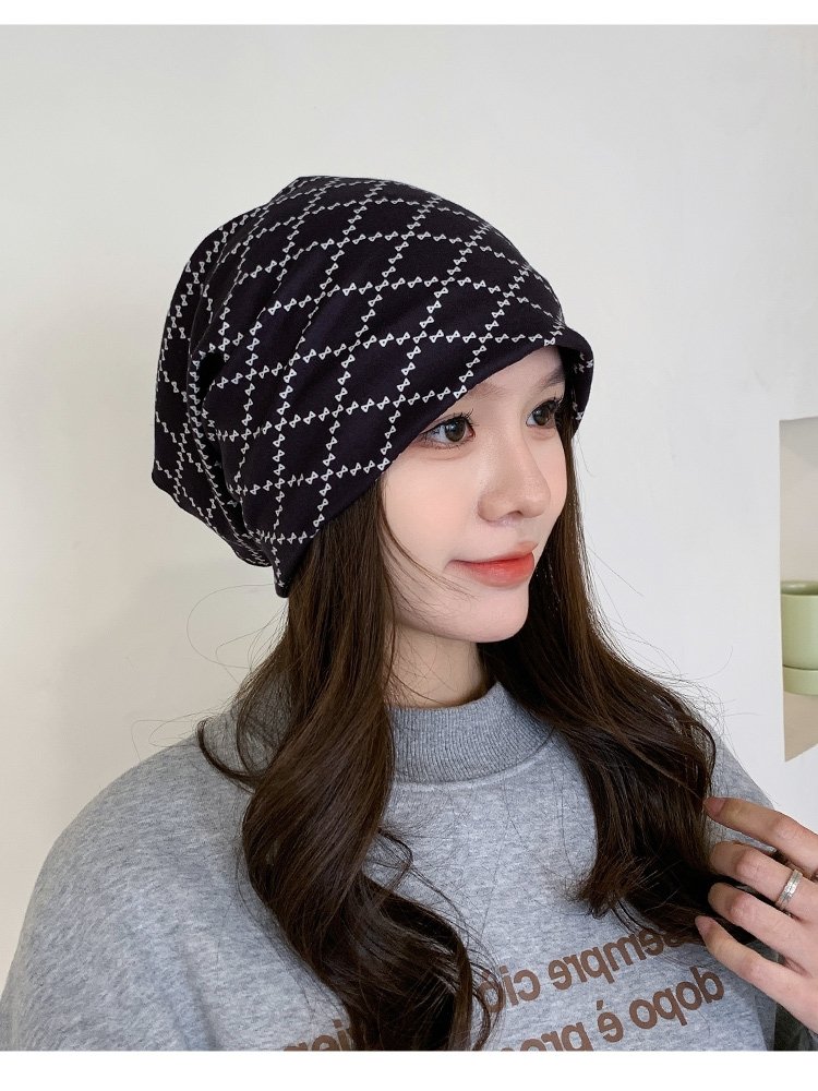 In the autumn and winter, men and women riding wind masks with their necks covered with cold and warm masks