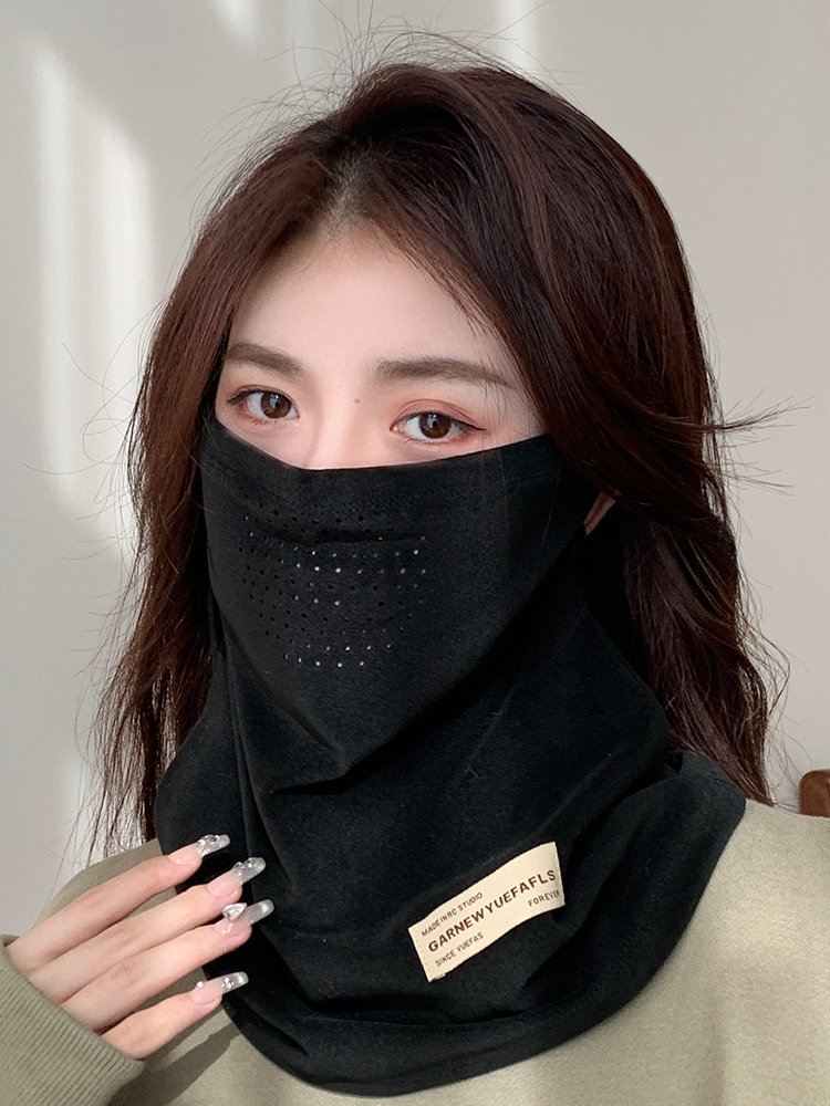 In the winter, the wind-proof and wind-resistant bikes and the velvet hooded women ride their ear turban hats