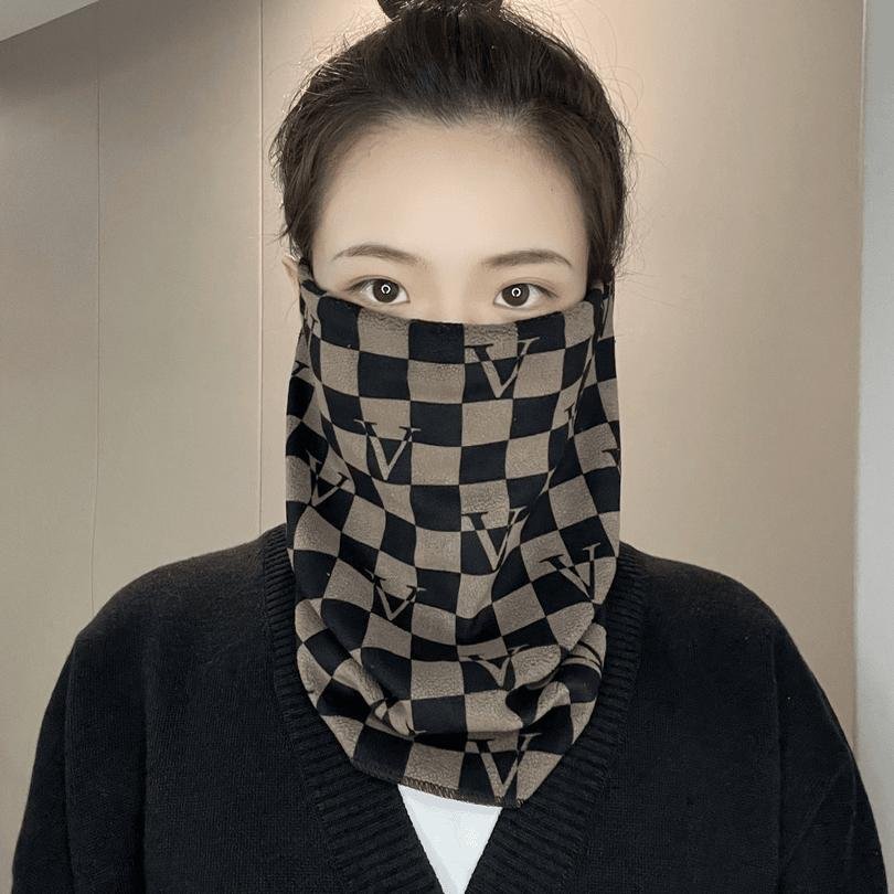In the autumn and winter, a woman with a warm ear mask rides a windshield mask with a hundred scarfs