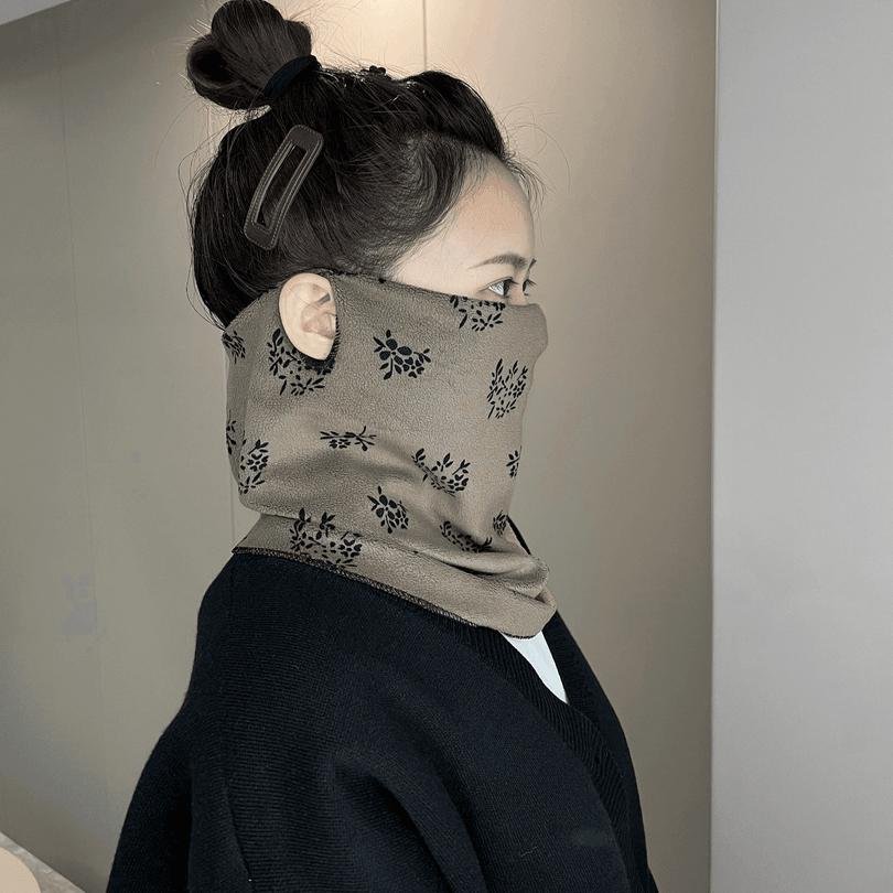 In the autumn and winter, a woman with a warm ear mask rides a windshield mask with a hundred scarfs