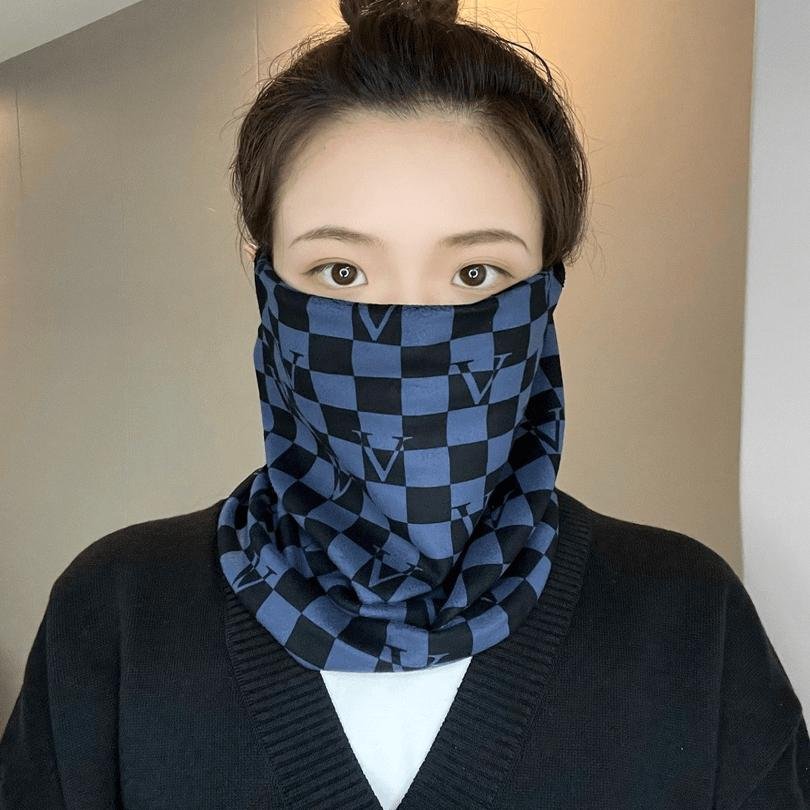 In the autumn and winter, a woman with a warm ear mask rides a windshield mask with a hundred scarfs