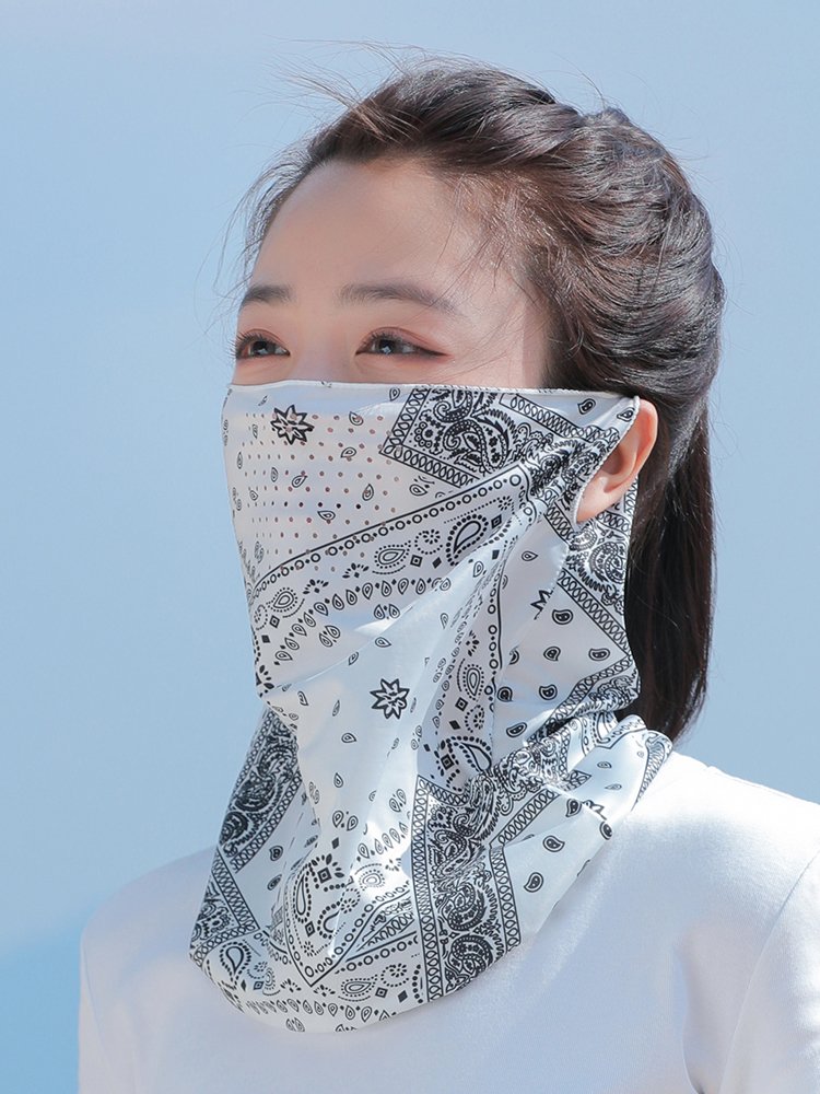 Sunscreen masked men and women with ice-covered necks around their necks, turbans on their way to the mountains in summer
