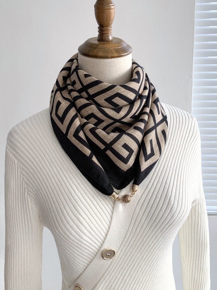 Magnetic triangulation neck-protected little scarf girl, 2024 new tampons in the autumn and winter