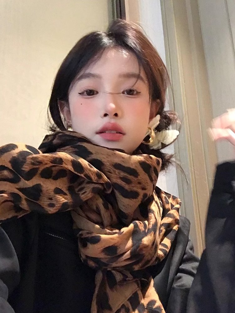 UNFADER: THE SCARF GIRL, 2024 AUTUMN, FRESH RETWEETED PANTHERS, SPICY TAMPONS WITH THICK SHAWL AROUND